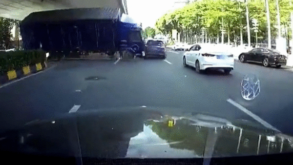 Xe tai lat nghieng de bep oto o Trung Quoc hinh anh