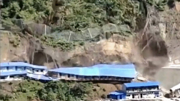 Sat lo dat khien khu nha cua cong nhan bi chon vui o Trung Quoc hinh anh