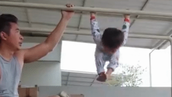 Cau be 3 tuoi the hien cac dong tac nhao lon tren xa hinh anh