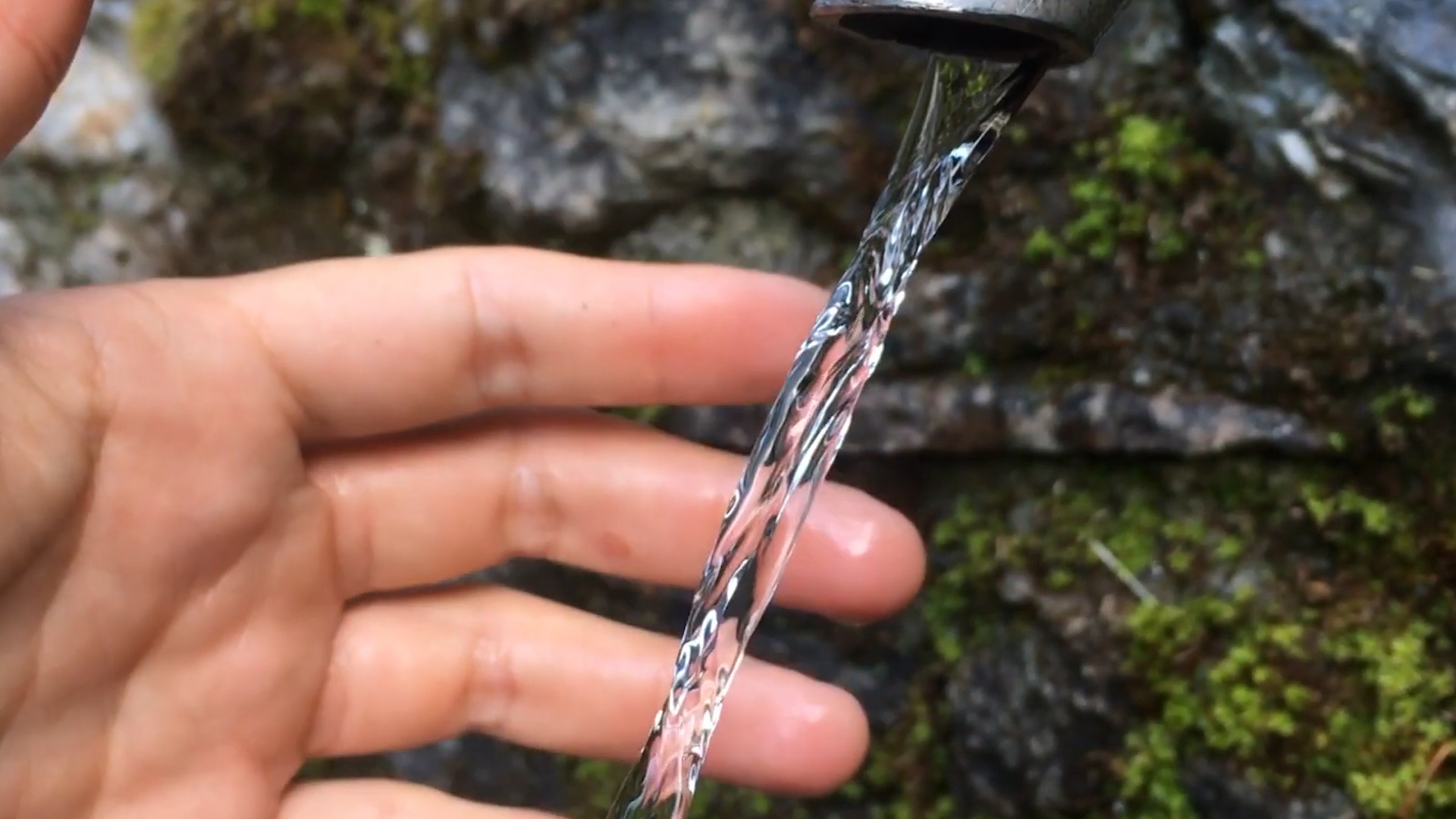 Dong nuoc chay tao ao giac nhu dong bang hinh anh