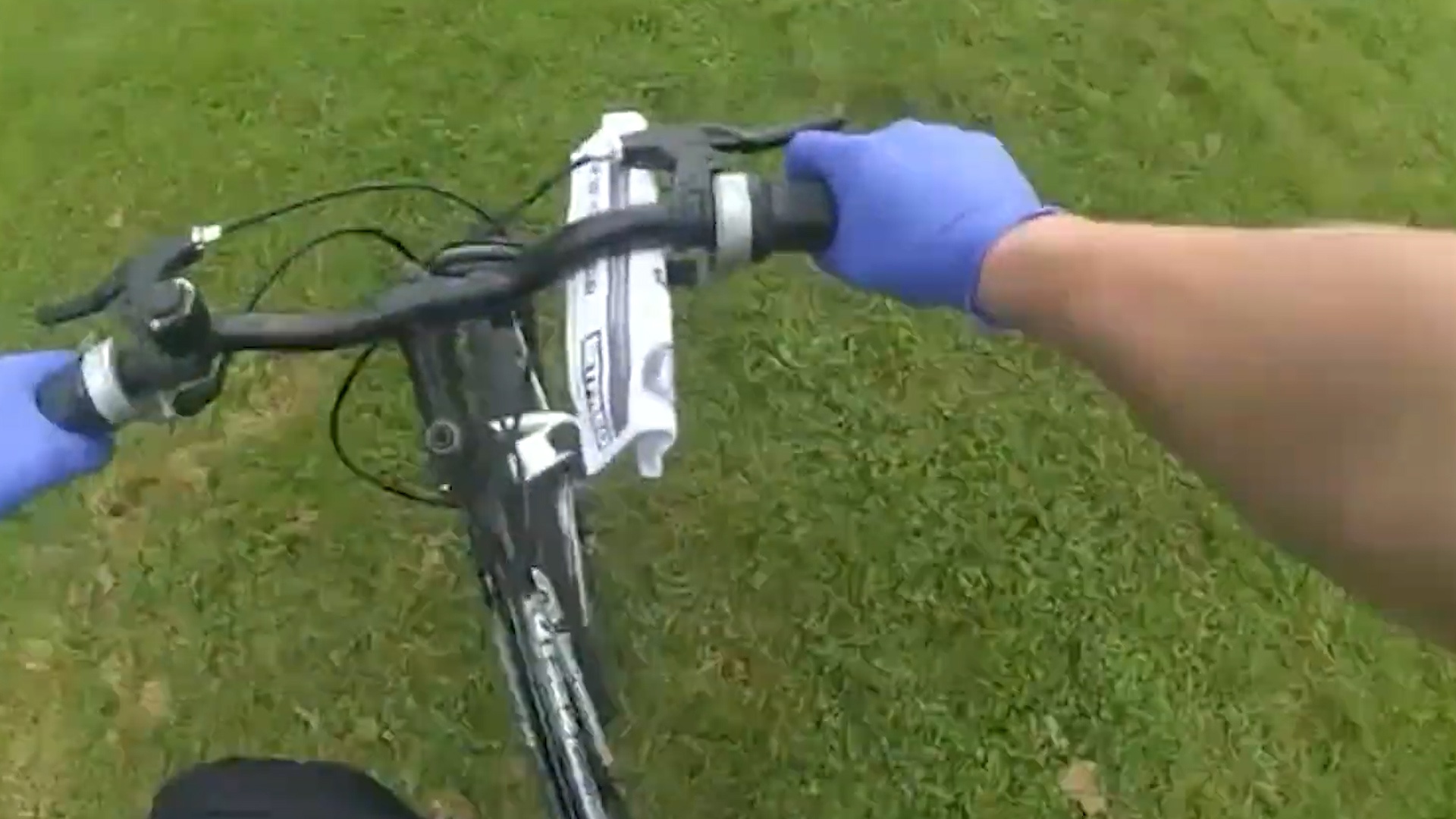 Canh sat di xe dap de truy bat nghi pham o Anh hinh anh