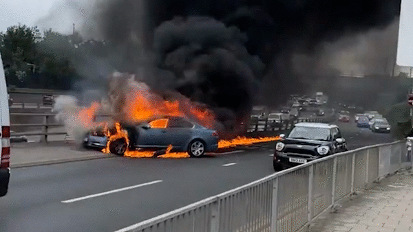 Chiec oto chay du doi tren duong pho tai Anh hinh anh