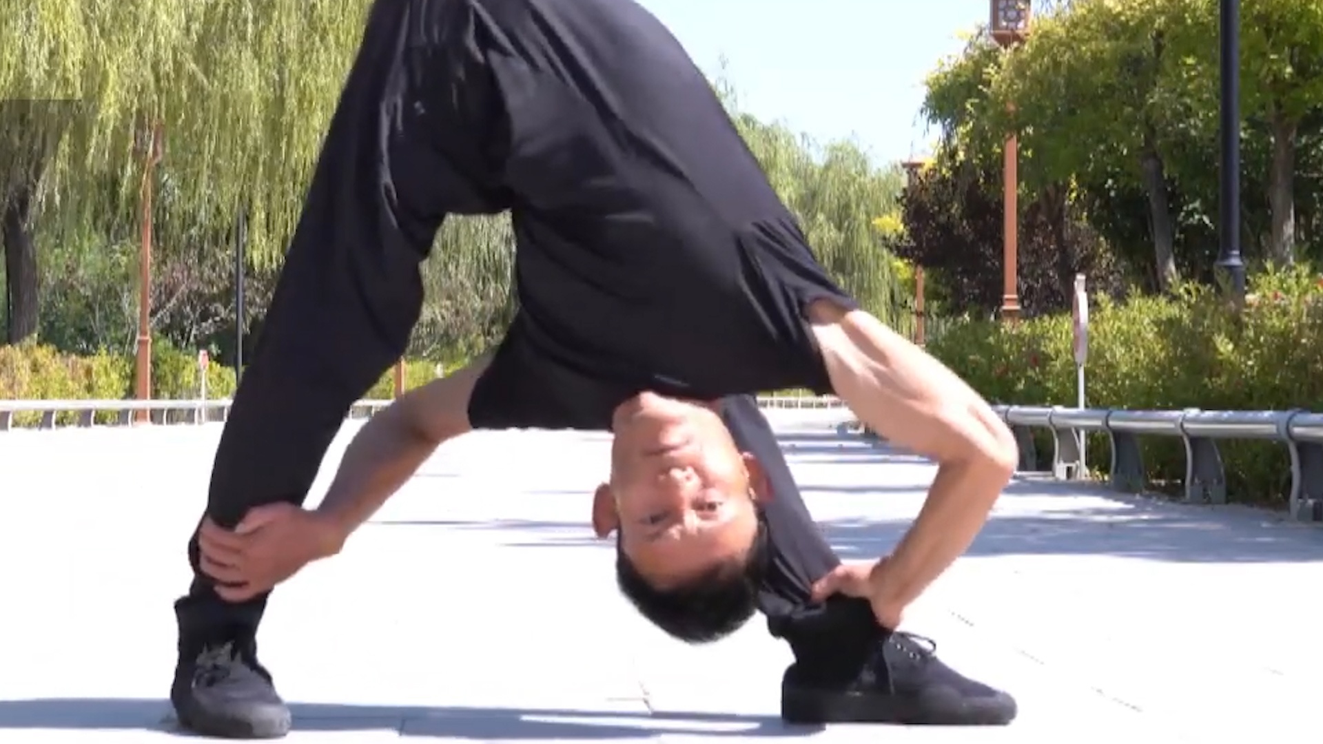 Nguoi dan ong the hien nhung dong tac kho trong Kung Fu hinh anh