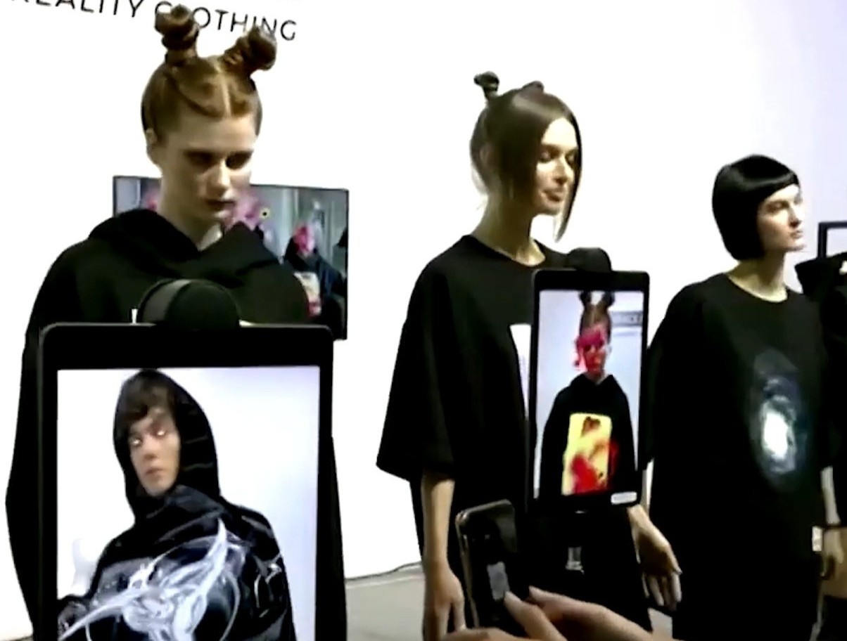 Bo quan ao bien hoa khi nhin qua camera dien thoai hinh anh