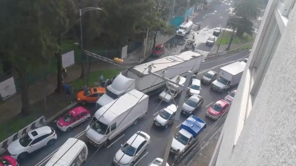 Tai xe xe container say xin gay tai nan lien hoan o Mexico hinh anh