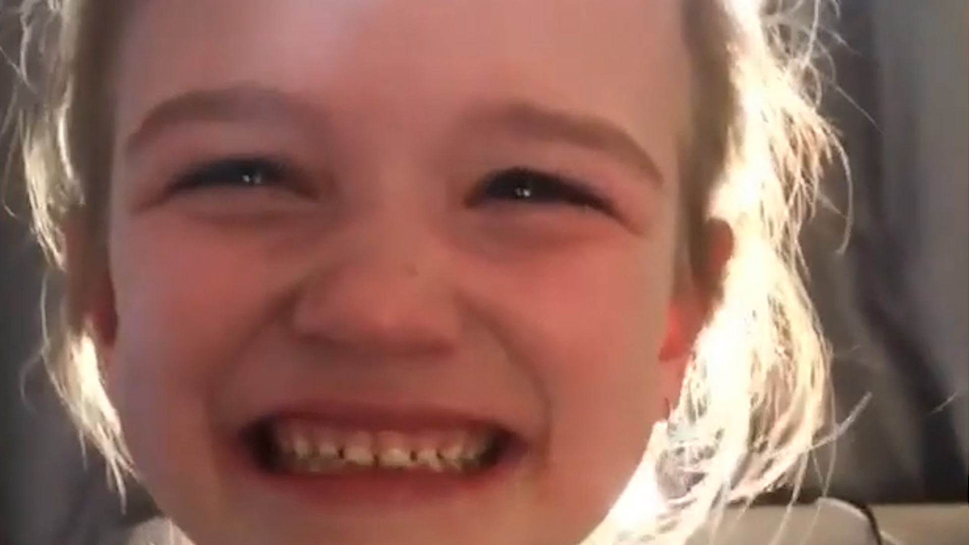 Co be xuc dong khi biet minh se duoc lap canh tay gia hinh anh