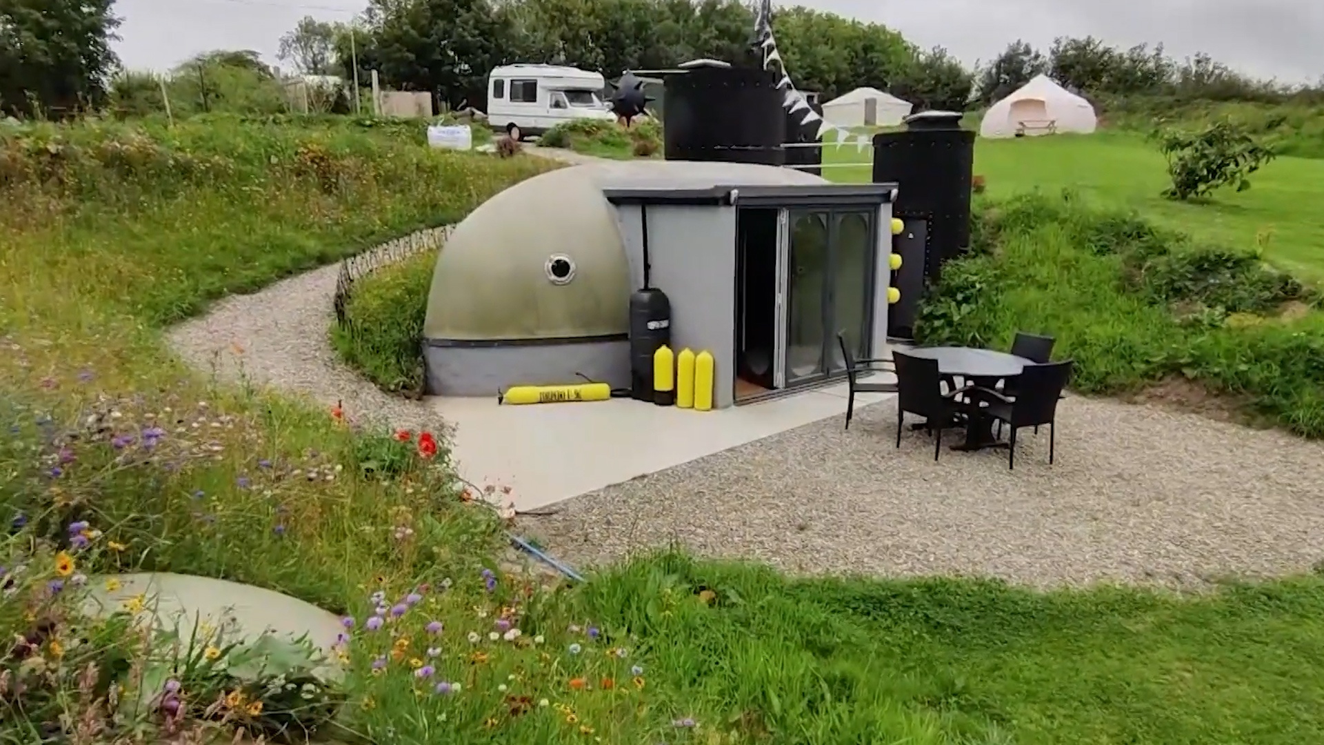 Nguoi dan ong bien tau chien 50 nam tuoi thanh cho o sang trong hinh anh