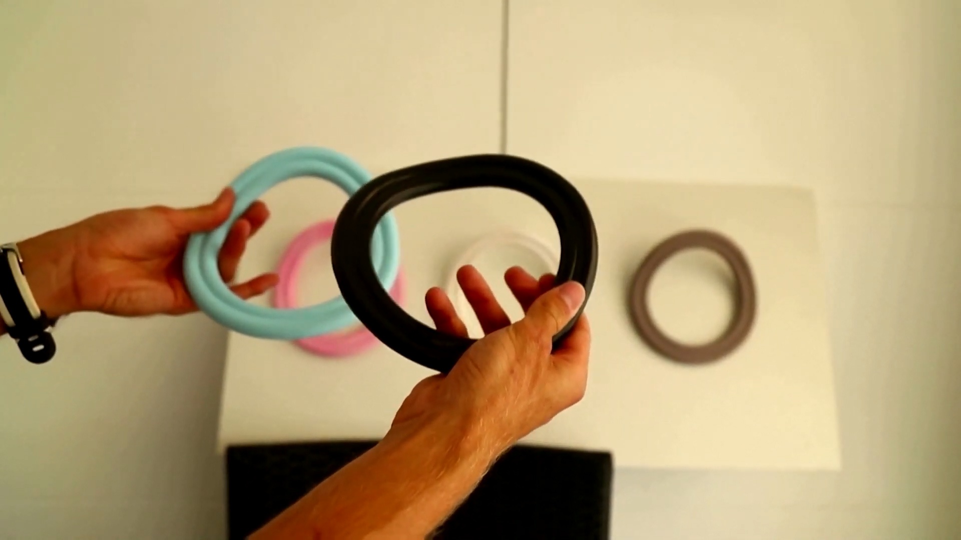 Nha thiet ke nguoi Tay Ban Nha bien rac thai nhua thanh do noi that hinh anh