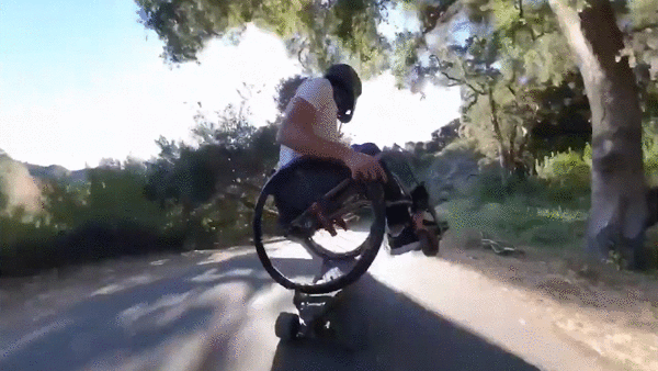 Nguoi dan ong kheo leo truot van khi ngoi tren xe lan hinh anh