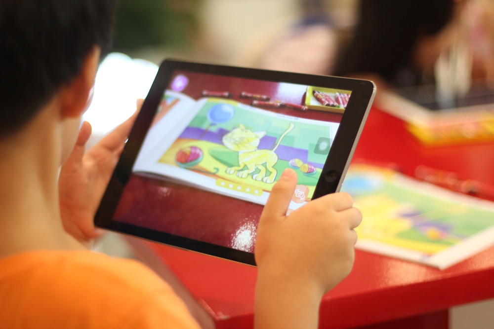 ‘Chung ta khong the cam tre em dung dien thoai, iPad’ hinh anh