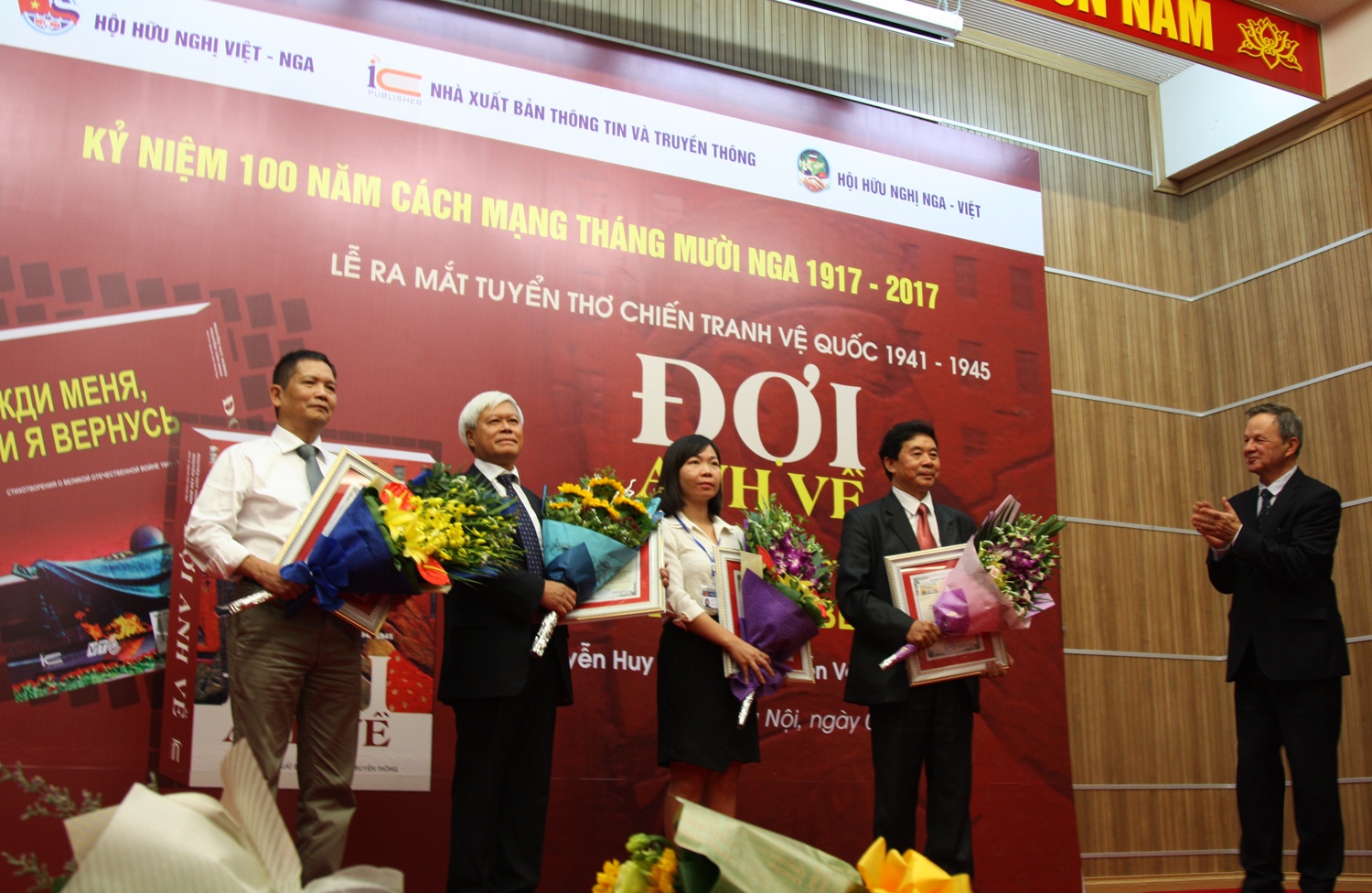 Chien tranh Ve quoc,  Cach mang Thang Muoi Nga,  Doi anh ve anh 3