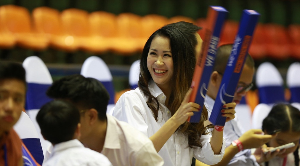 Duong Thuy Linh: Dan ong cu tu 'dim hang' nhau hinh anh