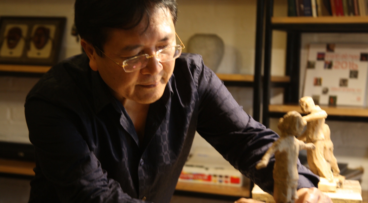 Trien lam tac pham nghe thuat cua NSND Vuong Duy Bien hinh anh