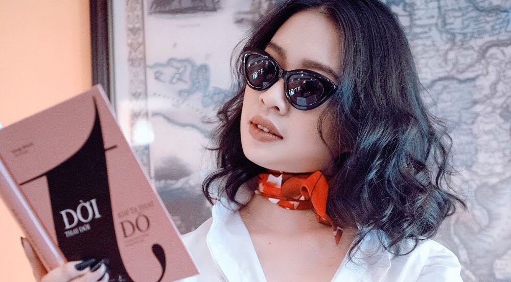 Doc sach thoi trang giup dep co chieu sau hinh anh