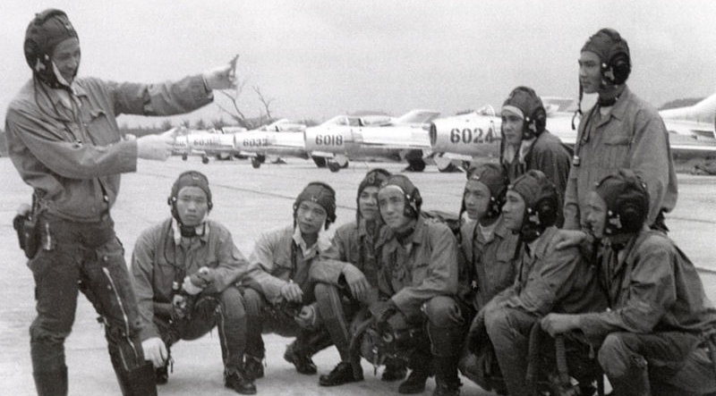 Nhin tu hai phia ve nhung tran khong chien tren bau troi Viet Nam hinh anh