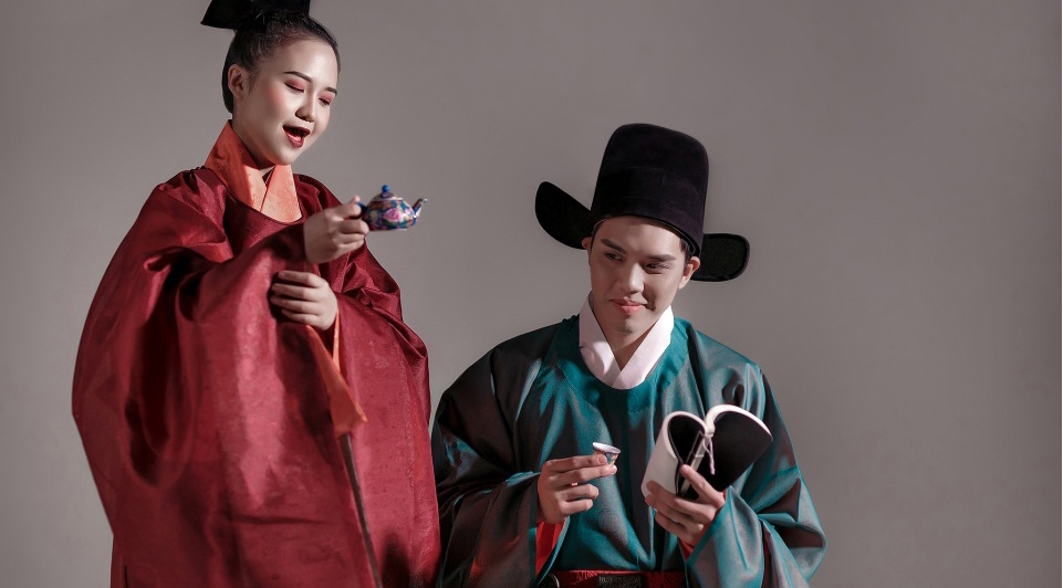 Nguoi tre bo tien tui phuc dung trang phuc trieu Le So hinh anh