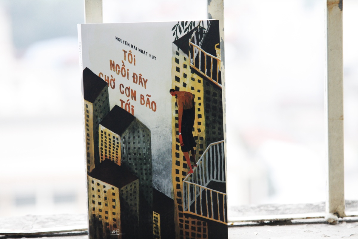 Sách Tôi ngồi đây chờ cơn bão tới ảnh 1 Sach Toi ngoi day cho con bao toi anh 1