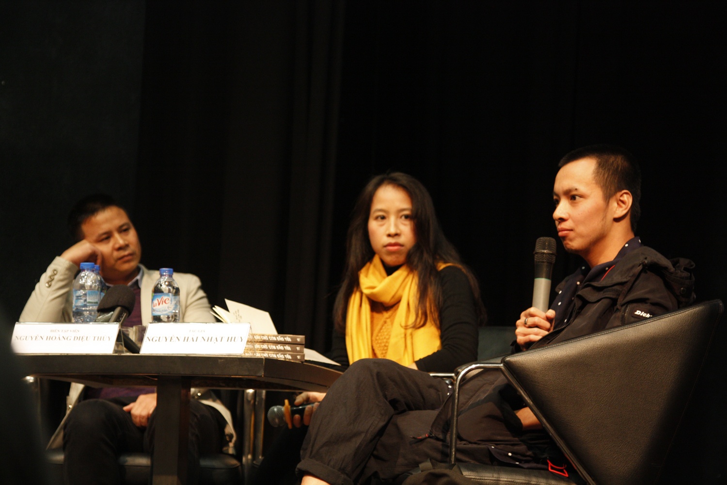 Sách Tôi ngồi đây chờ cơn bão tới ảnh 3 Sach Toi ngoi day cho con bao toi anh 3