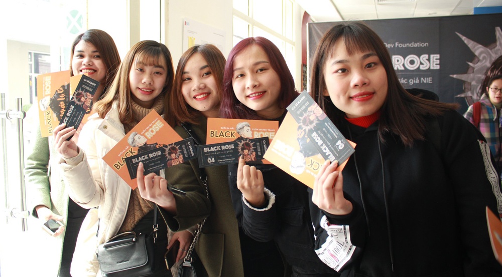 Doc gia xep hang xin chu ky trong buoi ra mat 'Black Rose' hinh anh