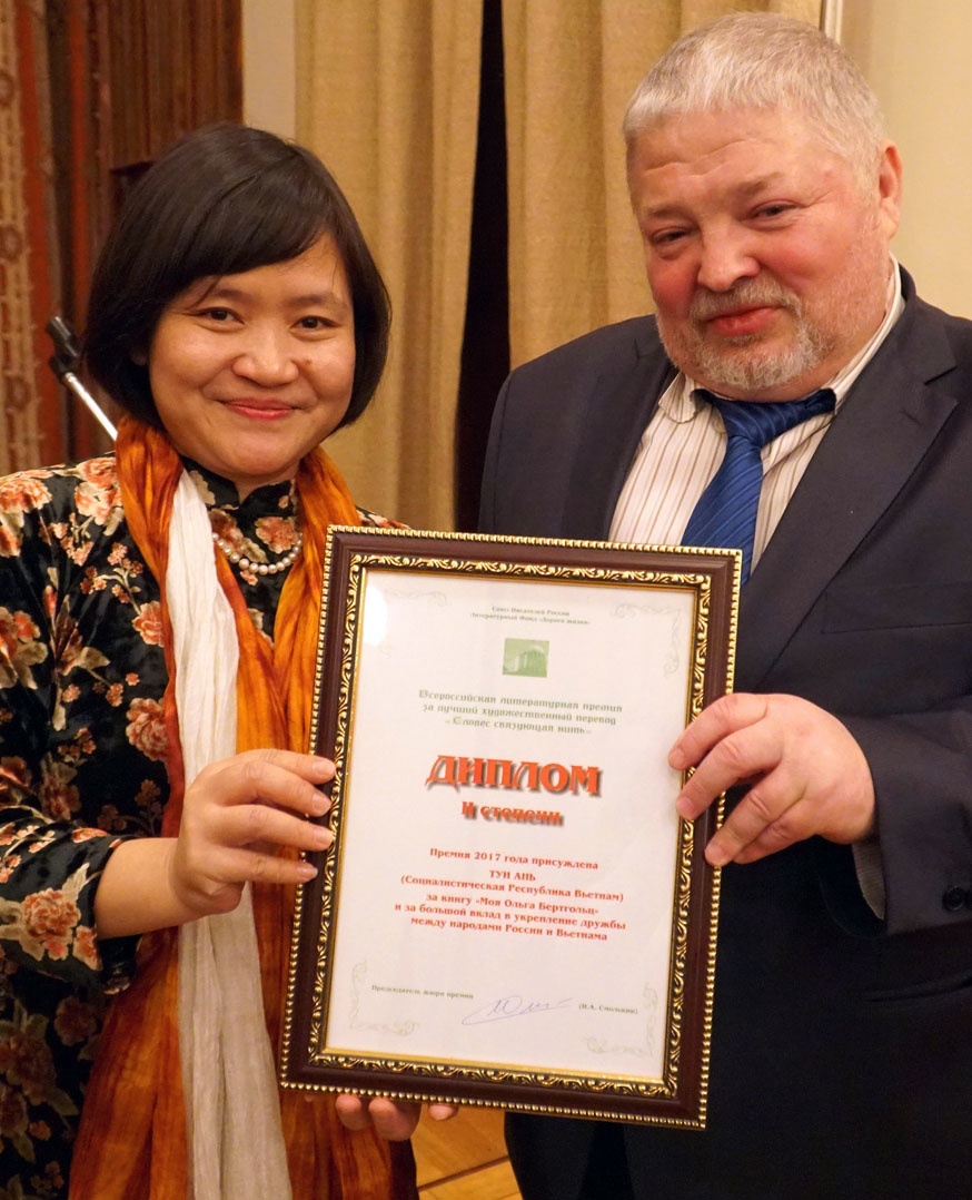 Nguyen Thuy Anh nhan giai van hoc Nga anh 1