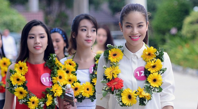 Pham Huong tham gia trinh dien o le hoi duong pho o Quang Binh hinh anh