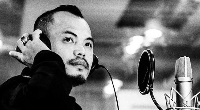 Fans tha deo tai nghe con hon de nguoi khac hat nhac Tran Lap hinh anh