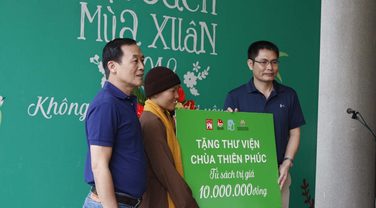 Hoi sach Mua xuan trao tu sach cho thu vien chua Thien Phuc hinh anh