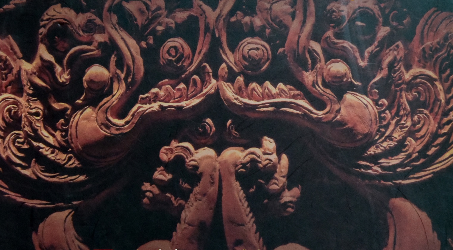 Bi an duoi toa nha Quoc hoi hinh anh