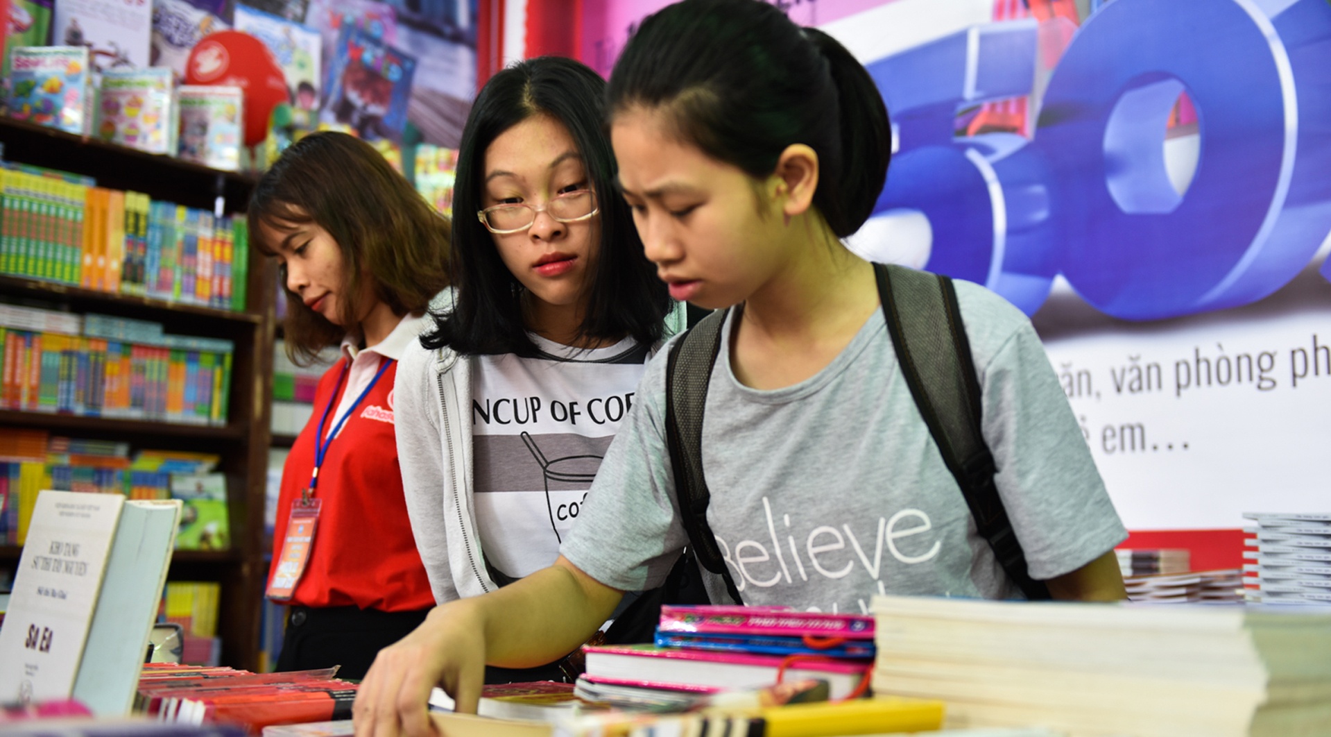 Hang nghin nguoi du le khai mac Ngay sach Viet Nam lan thu 5 hinh anh