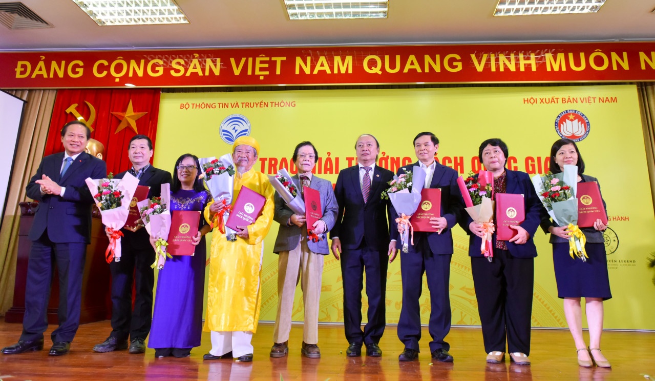 Gioi Xuat ban noi ve Giai Sach Quoc gia anh 1