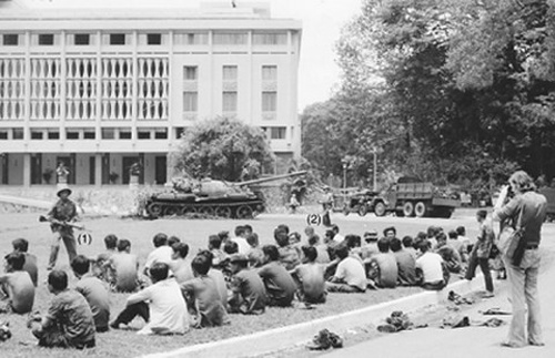 Ký ức chiều 30/4 qua sách ảnh 4 Ky uc chieu 30/4 qua sach anh 4