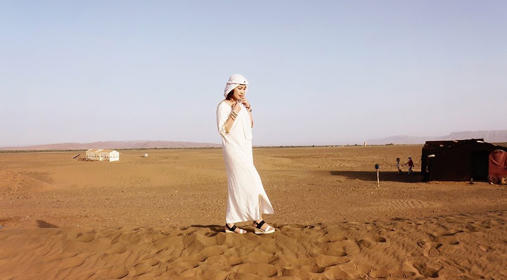 Thuc day o Sahara cung nha van xinh dep Di Li hinh anh