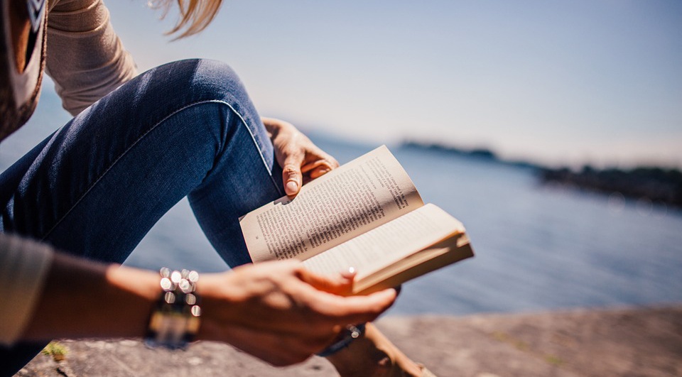 Thoi quen doc the gioi: Nguoi Viet va nguoi My luoi doc sach nhu nhau hinh anh