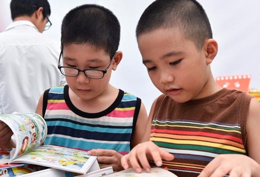 Tre em thoa suc vui he cung sach hinh anh