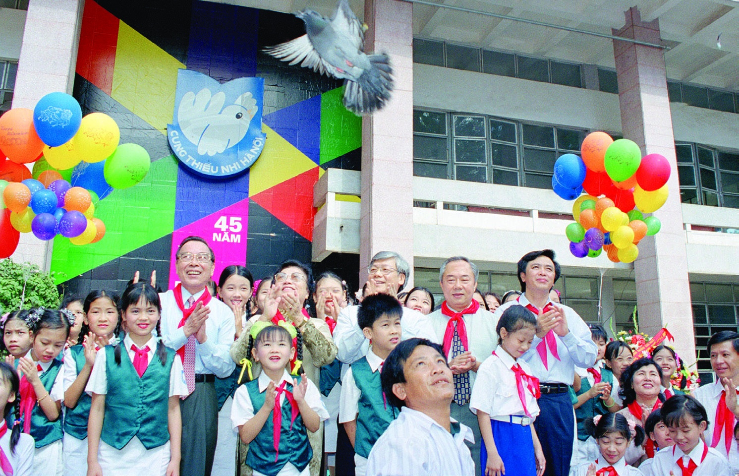 Hinh anh ve hoat dong cua co Thu tuong Phan Van ai anh 8