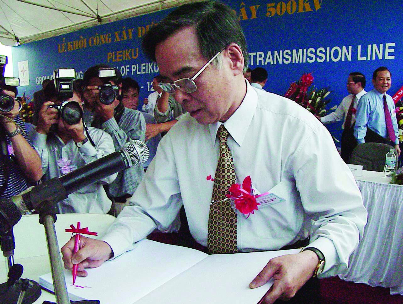 Hinh anh ve hoat dong cua co Thu tuong Phan Van ai anh 12