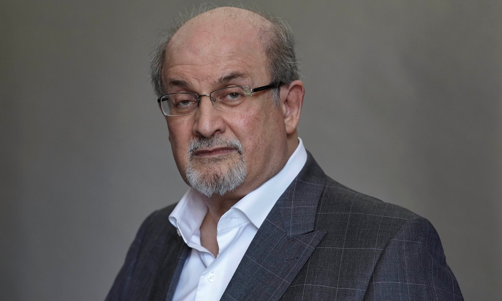 Salman Rushdie noi ve tac pham tien tri chien thang cua Donald Trump hinh anh