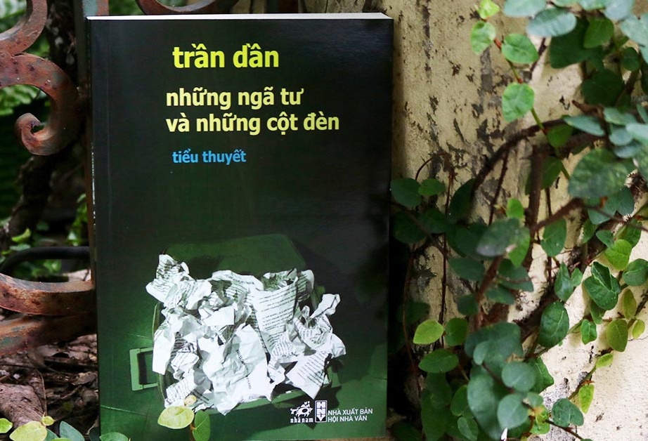 Tai sao ‘Nhung nga tu va nhung cot den’ duoc cac NXB nuoc ngoai chu y? hinh anh