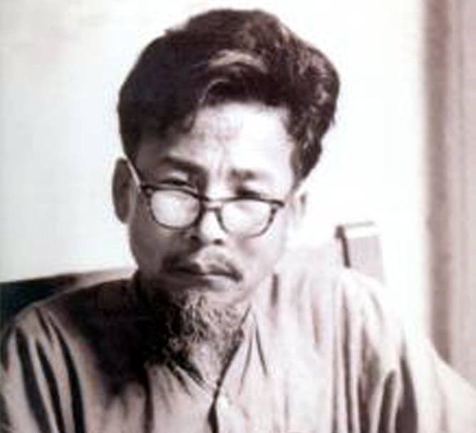 Nha van Nguyen Hong om hon nguoi ben canh khi doi bong minh thang hinh anh