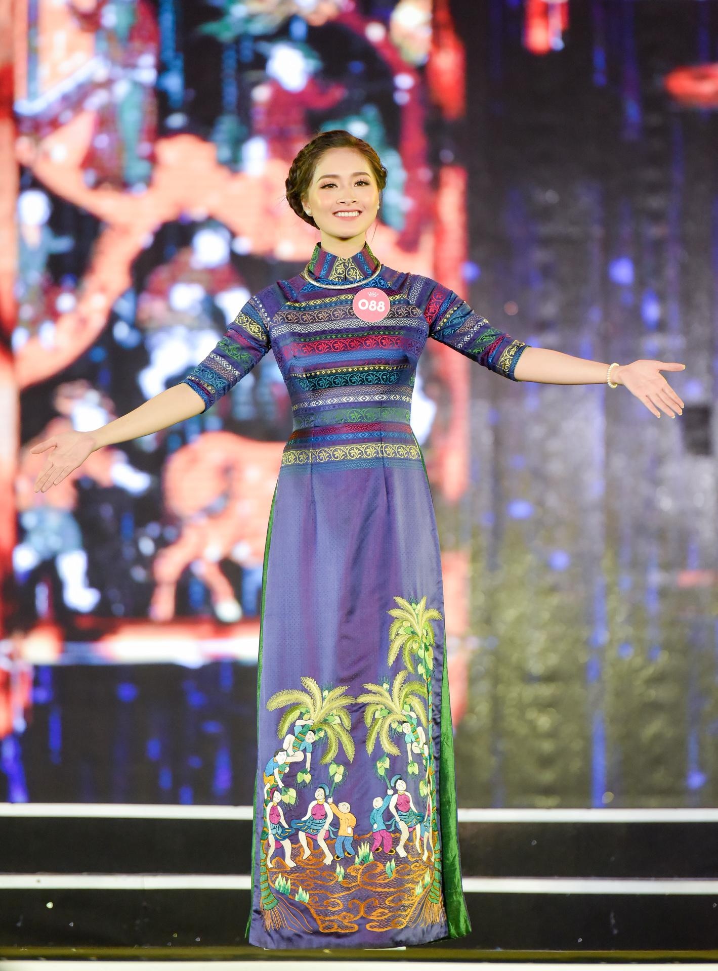 Hoa hau Viet Nam mien Bac thi ao dai anh 2