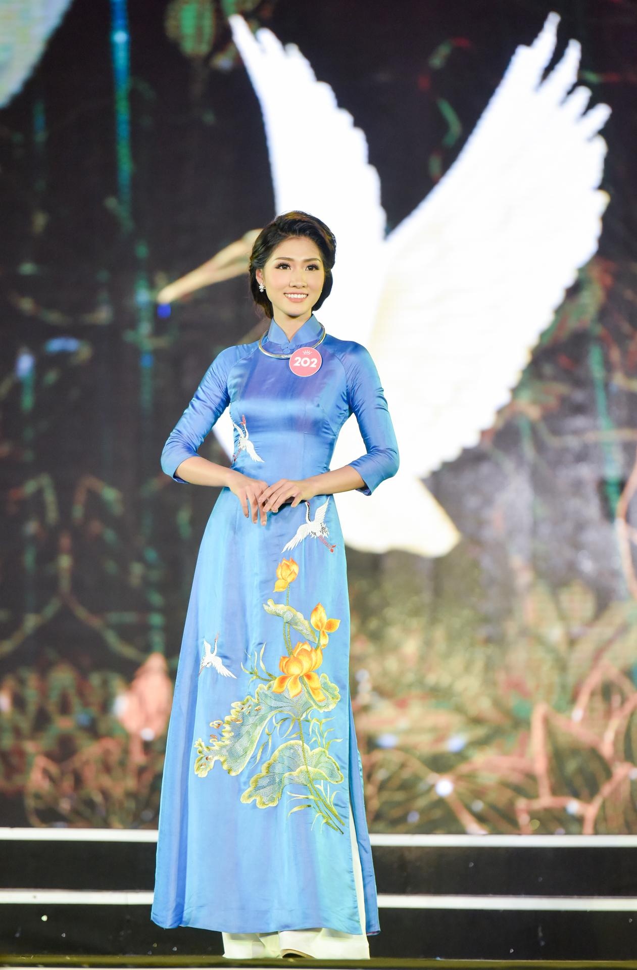 Hoa hau Viet Nam mien Bac thi ao dai anh 1