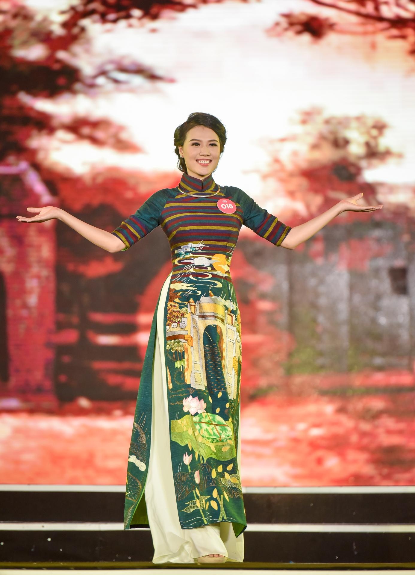 Hoa hau Viet Nam mien Bac thi ao dai anh 5