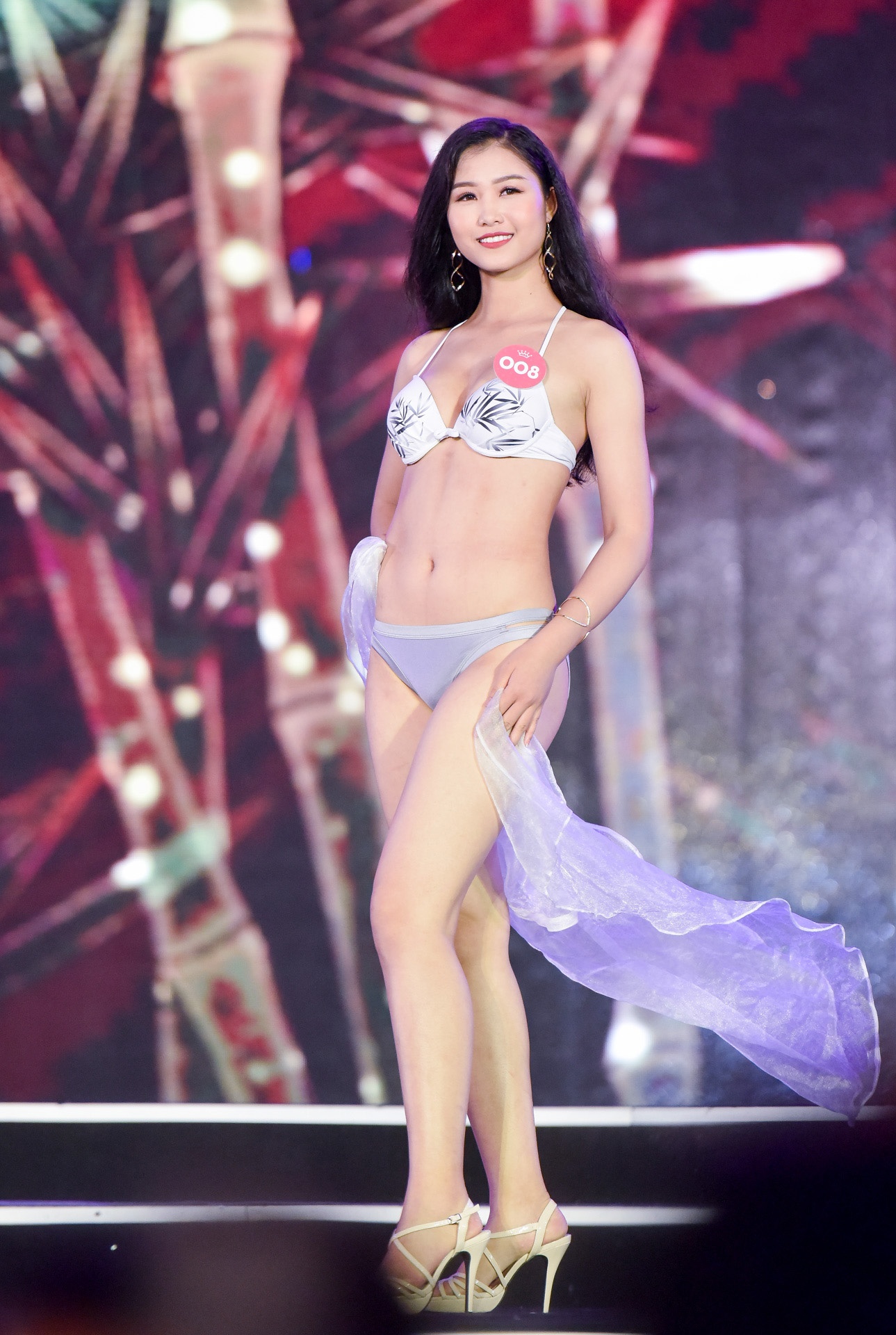 Thi sinh hoa hau nong bong voi bikini anh 3