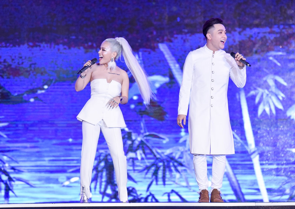 Thi sinh hoa hau nong bong voi bikini anh 1