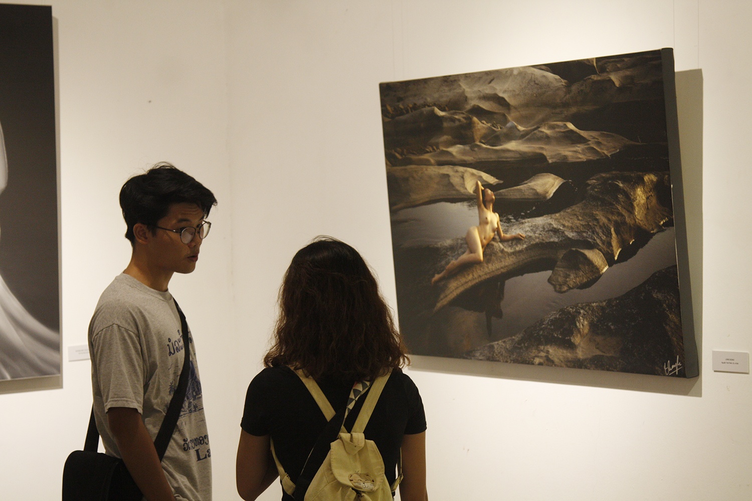 Bộ trưởng Bộ VH xem triển lãm ảnh nude ảnh 1 Bo truong Bo VH xem trien lam anh nude anh 1