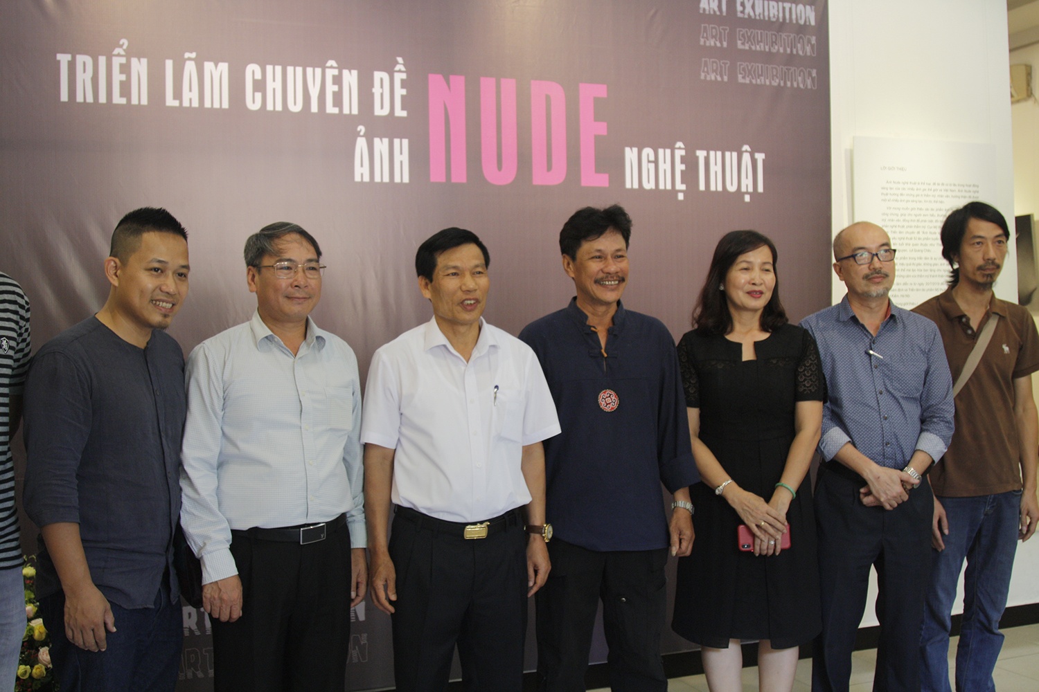 Bộ trưởng Bộ VH xem triển lãm ảnh nude ảnh 2 Bo truong Bo VH xem trien lam anh nude anh 2
