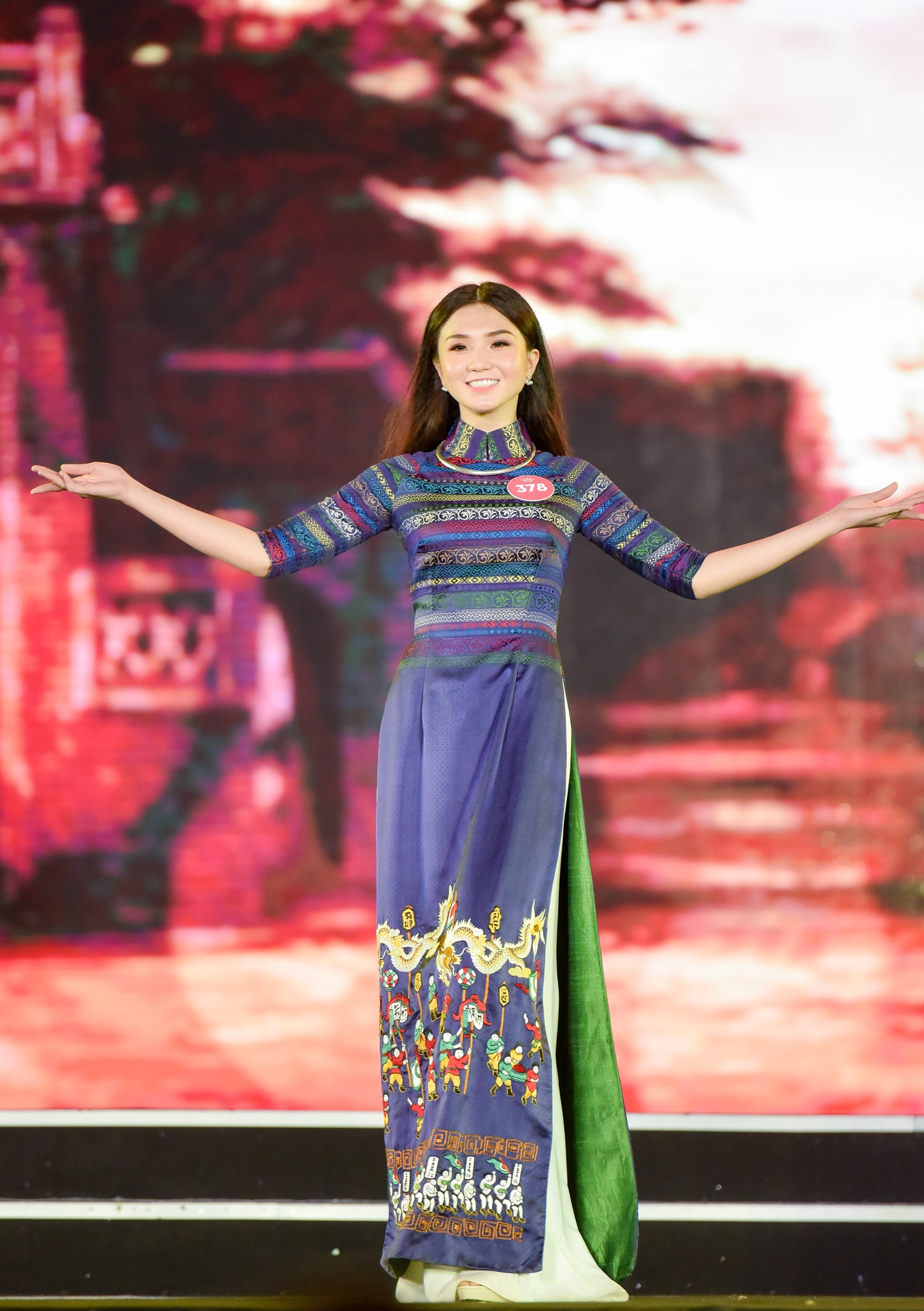 Hoa hau Viet Nam mien Bac thi ao dai anh 10