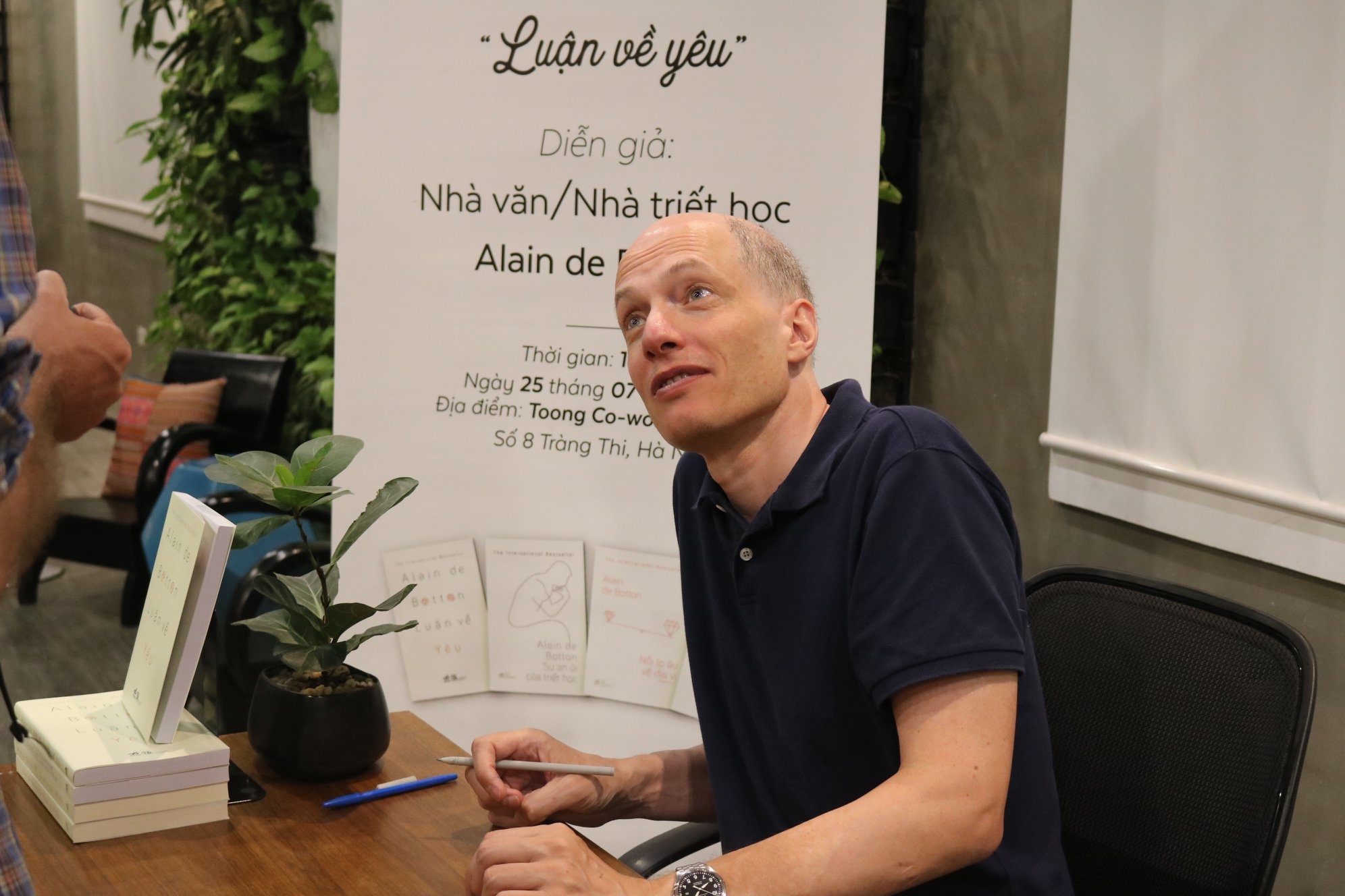Alain de Botton giao lưu với Việt Nam ảnh 1 Alain de Botton giao luu voi Viet Nam anh 1