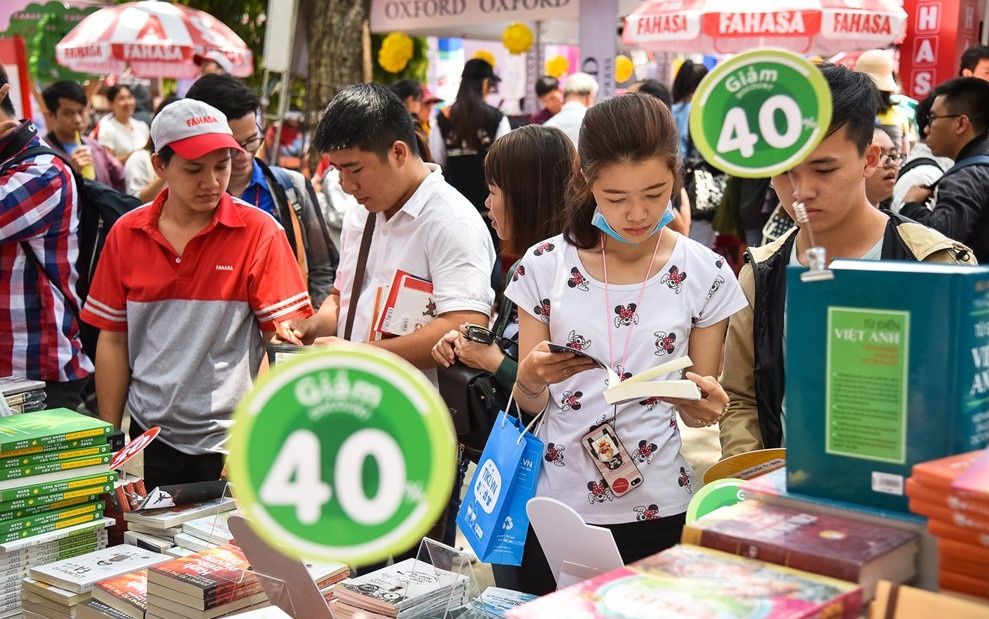 Hoi sach Mua thu tro lai de xay dung thoi quen doc sach hinh anh