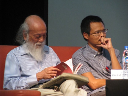 Ông Nguyễn Nhật Anh nhận Huân chương Hiệp sĩ Pháp ảnh 1 Ong Nguyen Nhat Anh nhan Huan chuong Hiep si Phap anh 1